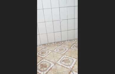 Imagem 7: Iimpedivel vendo uma casa com 2/4 sala cozinha e banheiro