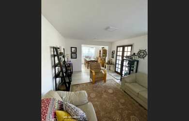 Imagem 2: Casa com três quartos na praia do Capri disponível para venda