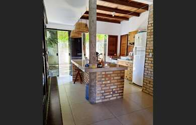 Imagem 3: Casa renovada com cozinha ampla em condomínio na Praia de Upanema