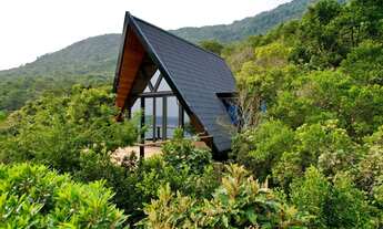 Imagem: Cabana in the middle of nature on the Ribeirão