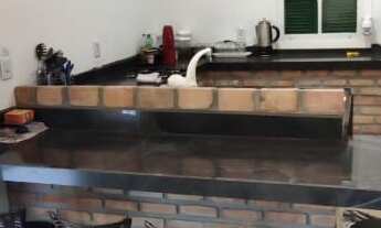 Imagem 7: Localizada em Laguna, no bairro Bananal, próximo a lagoa e ponte Anita Garibaldi, esta cas