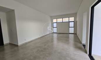 Imagem 3: Com design moderno e materiais atemporais, essa casa é praticamente linear já que a parte