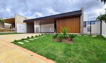 Imagem 2: Com design moderno e materiais atemporais, essa casa é praticamente linear já que a parte