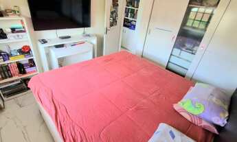 Imagem 7: Área externa Frente: Garagem coberta para 2 carros com portão 1 piscina com iluminação 1