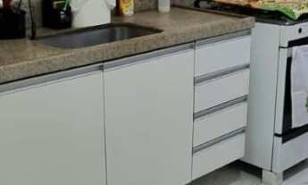 Imagem 2: Área externa Frente: Garagem coberta para 2 carros com portão 1 piscina com iluminação 1