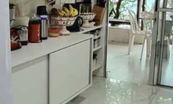 Imagem 6: Área externa Frente: Garagem coberta para 2 carros com portão 1 piscina com iluminação 1