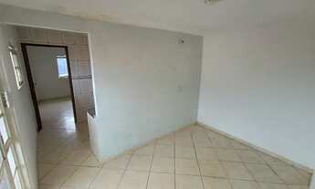 Imagem 2: Apto na BR 020 na área comercial do condomínio Parque Colorado. 1° andar com varanda em L