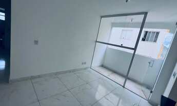 Imagem 5: 02 quartos 01 suíte 02 banheiros 02 vagas Terceiro andar Prédio com elevador Varanda