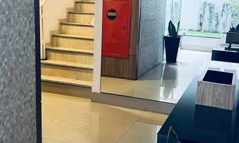 Imagem 3: 02 quartos 01 suíte 02 banheiros 02 vagas Terceiro andar Prédio com elevador Varanda