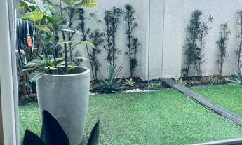 Imagem 4: 02 quartos 01 suíte 02 banheiros 02 vagas Terceiro andar Prédio com elevador Varanda