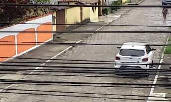 Imagem 7: O imóvel é uma charmosa residência de dois pavimentos localizada na Costa Verde, próxima à