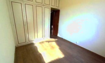 Imagem 6: Prédio único com portão eletrônico, apartamento espaçoso, fundos, desocupado, próximo a to