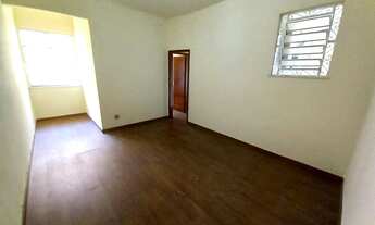 Imagem 4: Prédio único com portão eletrônico, apartamento espaçoso, fundos, desocupado, próximo a to