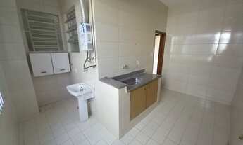 Imagem 2: Prédio único com portão eletrônico, apartamento espaçoso, fundos, desocupado, próximo a to