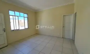 Imagem 2: Ótimo apartamento, vazio, junto ao comércio e condução. O imóvel é composto de sala em pis