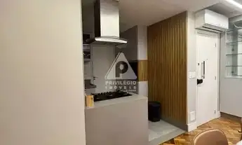Imagem 2: Posto 6 divisa com Ipanema. Excelente apartamento com 98m², completamente reformado!!! Com