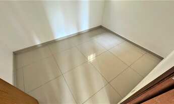 Imagem 6: Quot;Venha morar nesse incrível apartamento com piso em porcelanato, de frente, vazio