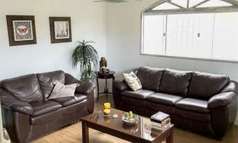 Imagem 2: Se você procura uma residência que una o charme do estilo rústico c