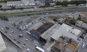 Imagem 1: Galpão com escritórios, estacionamentos e duas casa no local