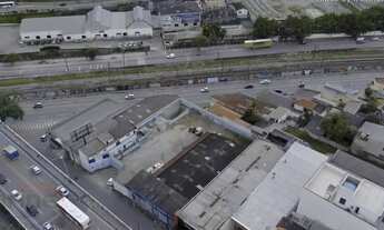 Imagem 3: Galpão com escritórios, estacionamentos e duas casa no local