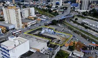 Imagem 6: Galpão com escritórios, estacionamentos e duas casa no local