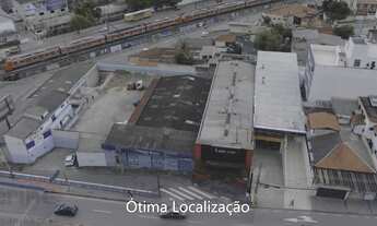 Imagem 2: Galpão com escritórios, estacionamentos e duas casa no local
