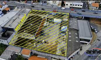 Imagem 4: Galpão com escritórios, estacionamentos e duas casa no local