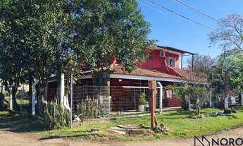Imagem 2: Casa duplex de esquina com 2 dormitórios, 2 banheiros, sala de estar estar e jan