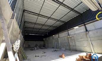 Imagem 2: Galpão Novo com 340m² – Pé-direito Alto e Layout Funcional