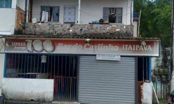 Imagem: Casa em frente a cachoeira de Xerém