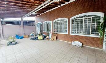 Imagem: Casa à Venda - 3 dormitórios sendo 1 suíte