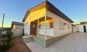 Imagem: Espaçosa casa com amplo pátio no Bairro