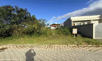 Imagem: Terreno em rua pavimentada em Balneário