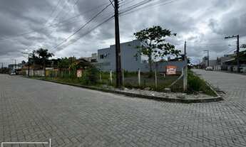 Imagem: Terreno de esquina pronto para construir