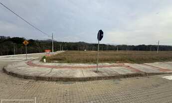 Imagem: Terreno de esquina pronto para construir