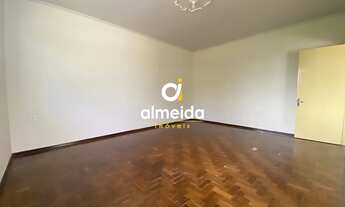 Imagem 4: Ampla casa com 4 quartos e espaçoso pátio