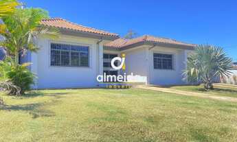 Imagem: Ampla casa com 4 quartos e espaçoso pátio