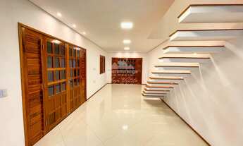 Imagem 3: Casa de 05 suítes, sendo uma master com varanda onde se encontra um pé de laranj