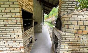 Imagem 7: Chalé com área construída de 149m², 04 amplas suítes deck com varanda, copa e la