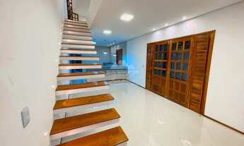 Imagem 6: Casa de 05 suítes, sendo uma master com varanda onde se encontra um pé de laranj