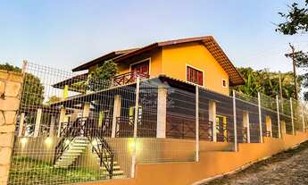 Imagem 2: Casa de 05 suítes, sendo uma master com varanda onde se encontra um pé de laranj