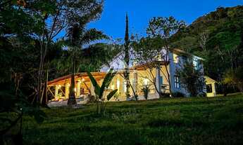 Imagem: Sítio com decoração japonesa, possuindo