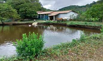 Imagem 6: Sítio de 27 ha, casa principal com 05 suítes, baias de cavalos e lago perene em