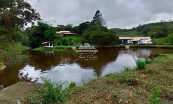 Imagem 3: Sítio de 27 ha, casa principal com 05 suítes, baias de cavalos e lago perene em