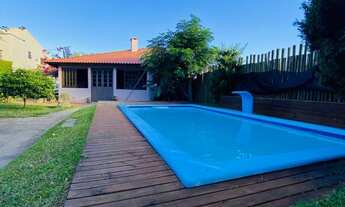 Imagem 2: Casa com 3 dormitórios e um amplo pátio com piscina