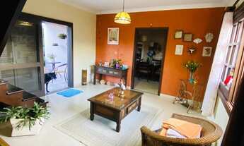 Imagem 7: Casa com 3 dormitórios e um amplo pátio com piscina