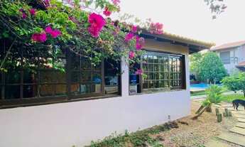 Imagem 3: Casa com 3 dormitórios e um amplo pátio com piscina