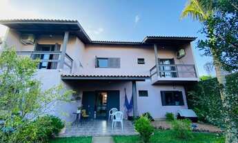 Imagem: Casa com 3 dormitórios e um amplo pátio