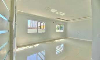 Imagem 2: Casa com três dormitórios e área gourmet em Torres