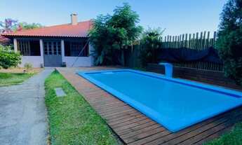 Imagem 5: Casa com 3 dormitórios e um amplo pátio com piscina